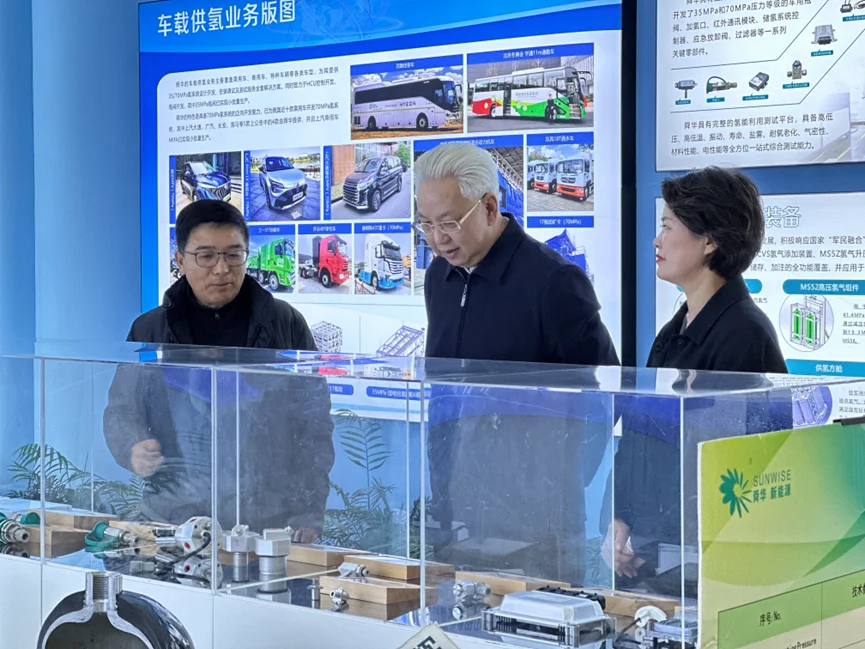 Jiading official Feng Jie presents a dedicated business service package to Sunwise — original image