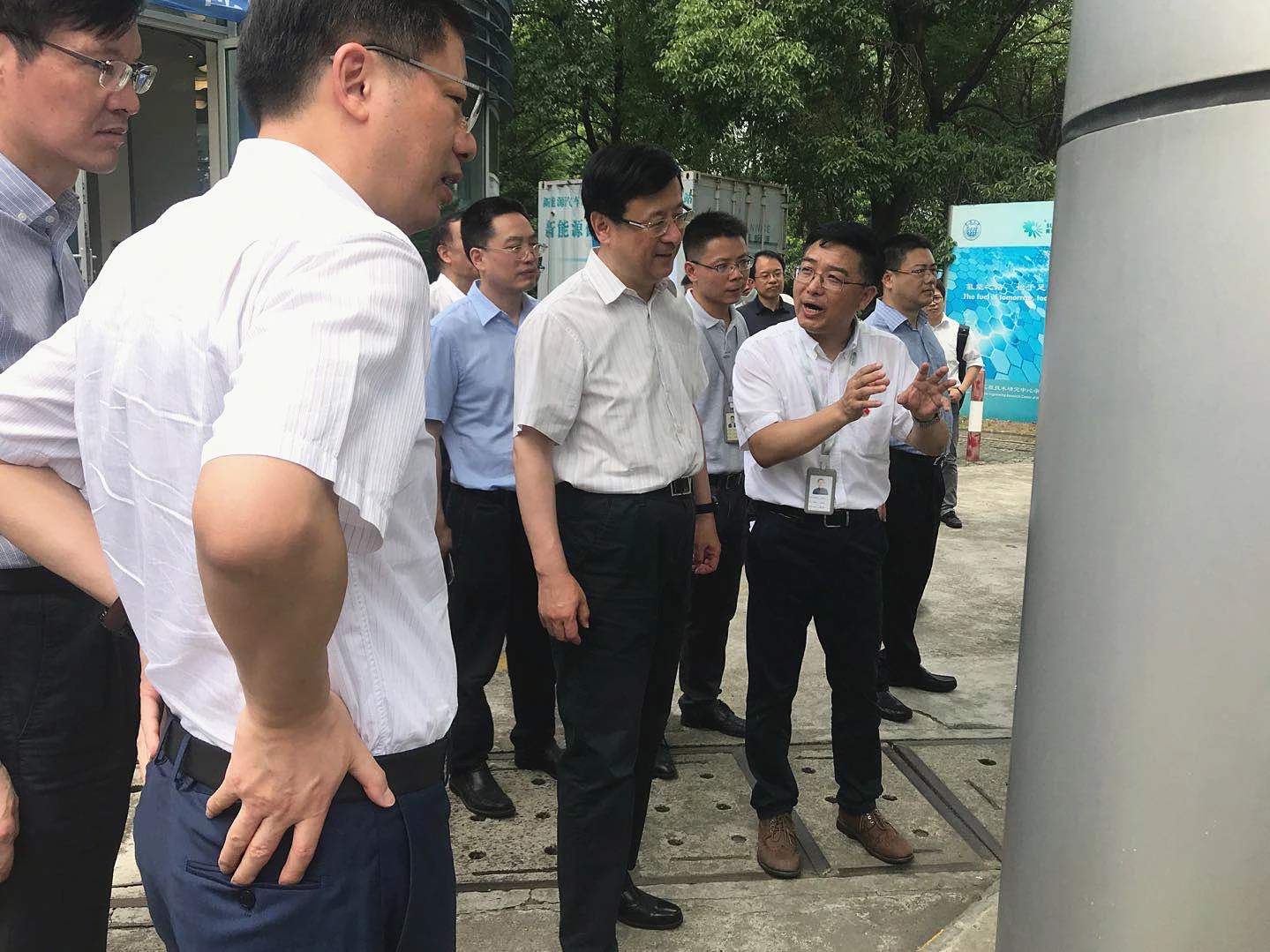 Shanghai Executive Vice Mayor Chen Yin visits Anting refueling station — original image