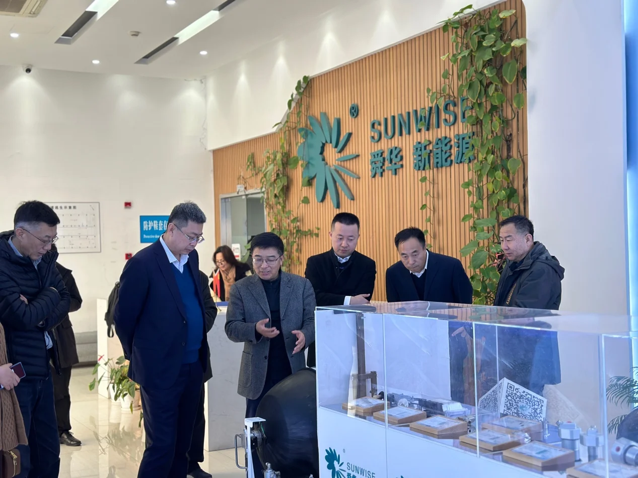 Huang Tingxiang of CHN Energy Inner Mongolia Power visits Sunwise — original image